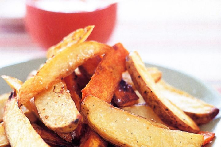 Potato wedges with sweet chilli yoghurt