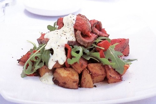 Beef fillet with spicy potatoes and horseradish and herb cream