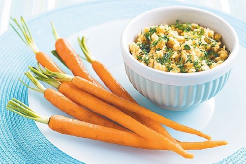 Baby carrots with quick hummus