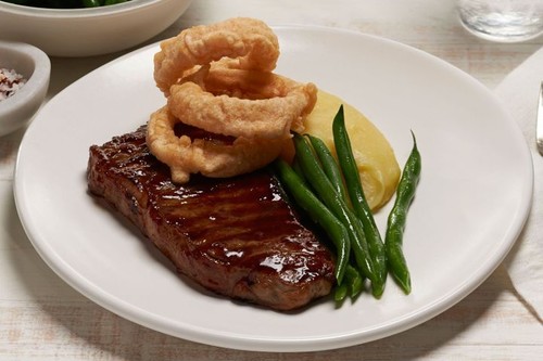 Texan steak with fried onion rings