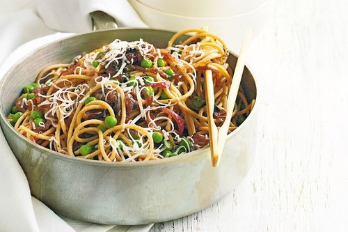 Buckwheat pasta with caramelised onion and peas