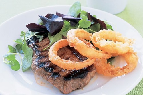 Rump steak with battered onion rings & horseradish mayo