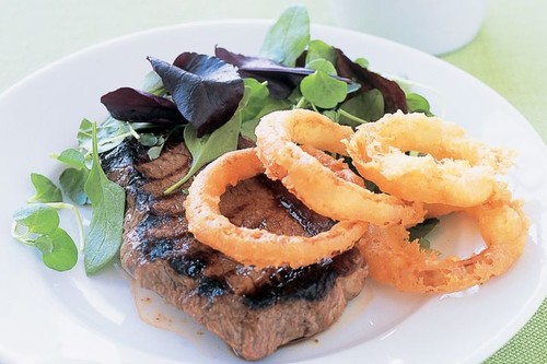 Rump steak with battered onion rings & horseradish mayo